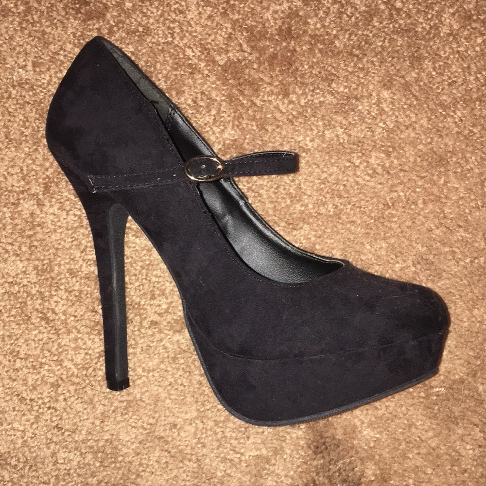 Black pumps